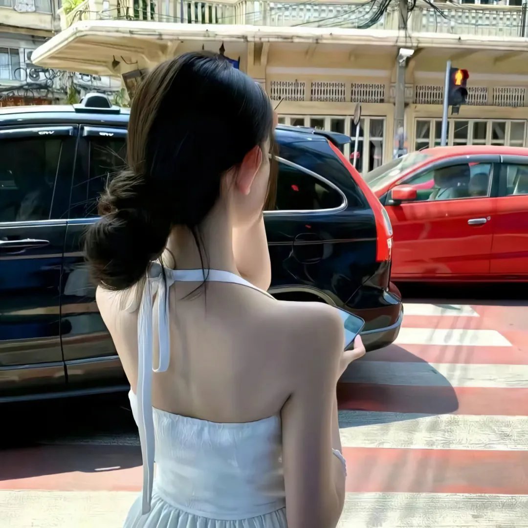 穿白丝绸的女人